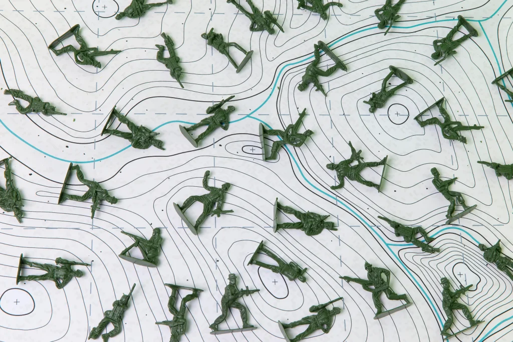 Representação de soldados de plástico. Texto: Movimentos e partidos de extrema direita no Brasil