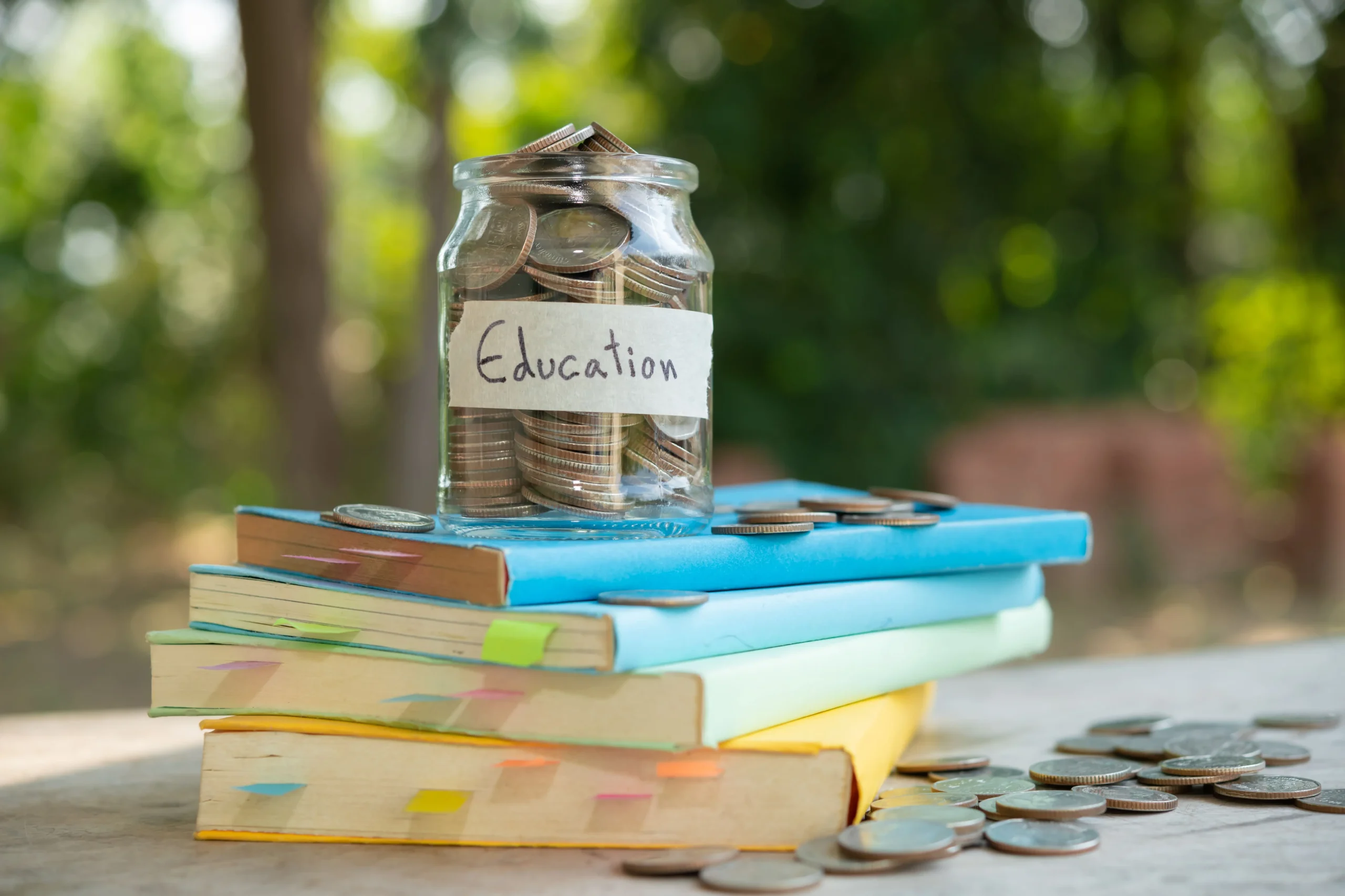 Cofre com moedas para a educação. Texto: Saiba mais sobre o Programa Dinheiro Direto na Escola (PDDE)