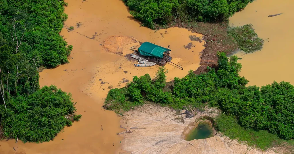 Garimpo ilegal/mineração em Roraima. Um local aparentemente alagado e parcialmente desmatado, para prática do garimpo.