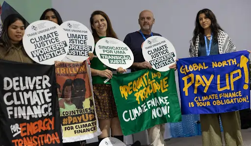 Protestos dos cidadãos sobre os principais temas do clima na COP 29, em Baku, capital da Azerbaijão. Texto: Você sabe o que é lobby climático?