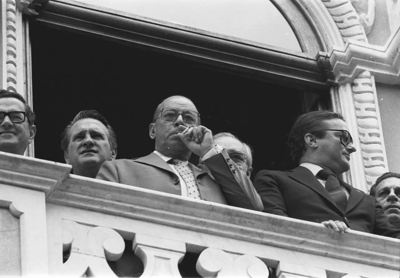 Presidente João Figueiredo na sacada da sede do governo, fumando um cigarro.